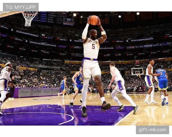 丹尼·格林挡拆拉开空间效率提升，助攻湖人关键得分