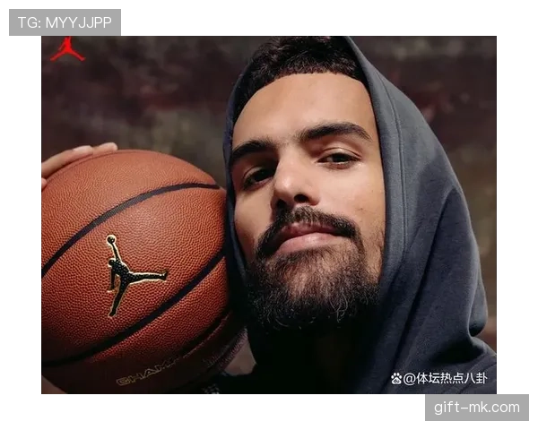 特雷·杨利用挡拆拉开空间提升三分效率主导球队进攻节奏